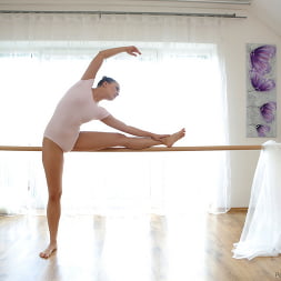 Flexible Dancer Swallows Cum