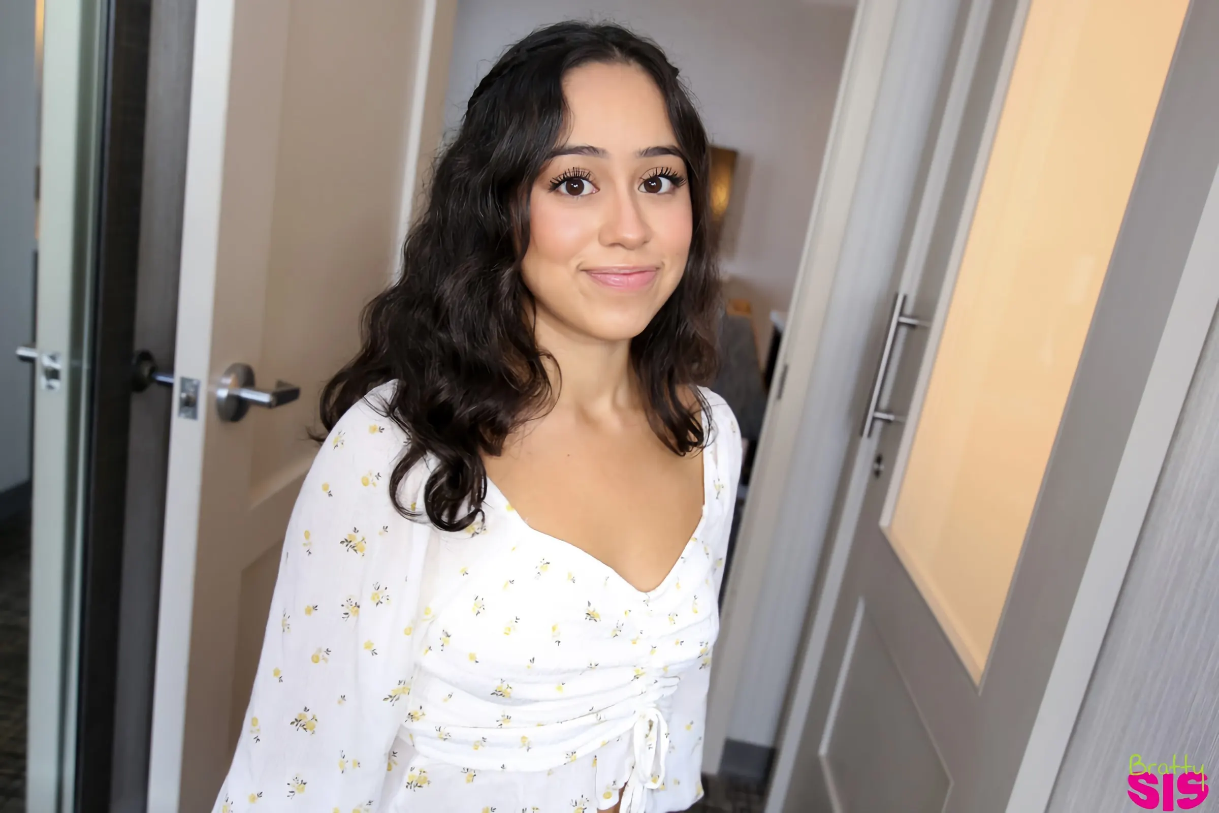 Dania Vega - Mis hermanastras la jefa - s16:e8 | Picture (1)