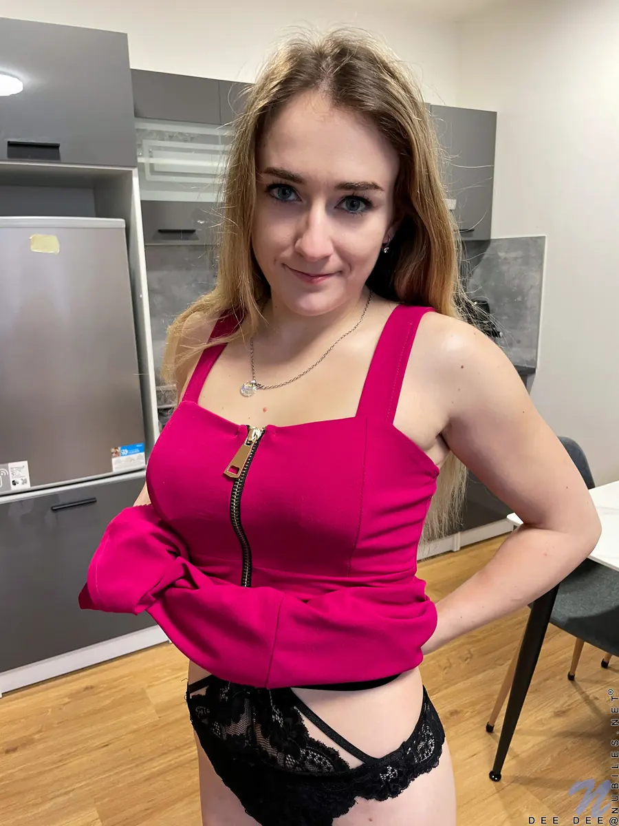 Dee Dee - Wet And Warm | Picture (2)