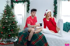 Enzo East - Getting Into Stepsisters Christmas Spirit - S39:E3 | Picture (2)