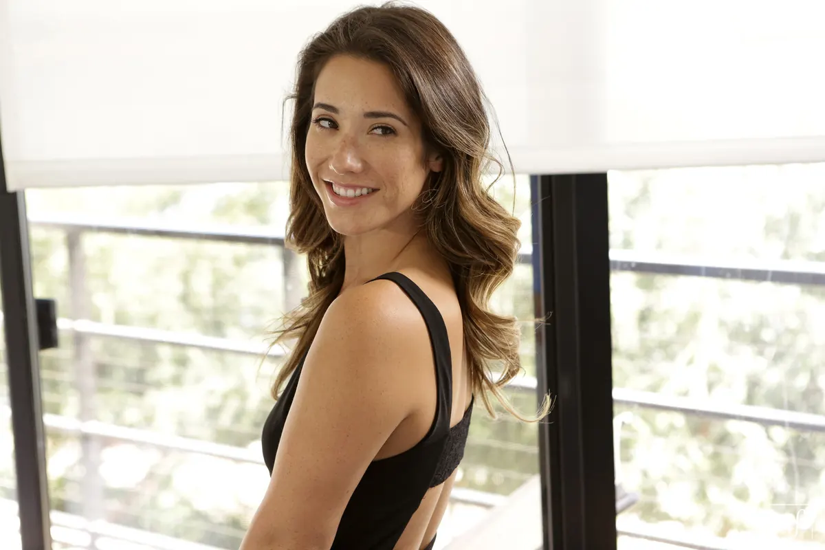 Eva Lovia - Little Black Dress - S26:E12 | Picture (2)