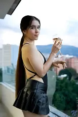 Karolin Gomez - Confident Pose | Picture (2)