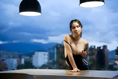 Karolin Gomez - Confident Pose | Picture (4)