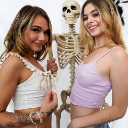 This Halloween My Stepsis Jumped My Bones - S24:E10