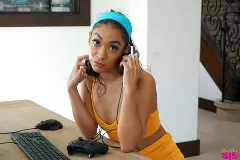 Sarah Lace - My Step Sis Is A Gamer Girl - S18:E10 | Picture (1)